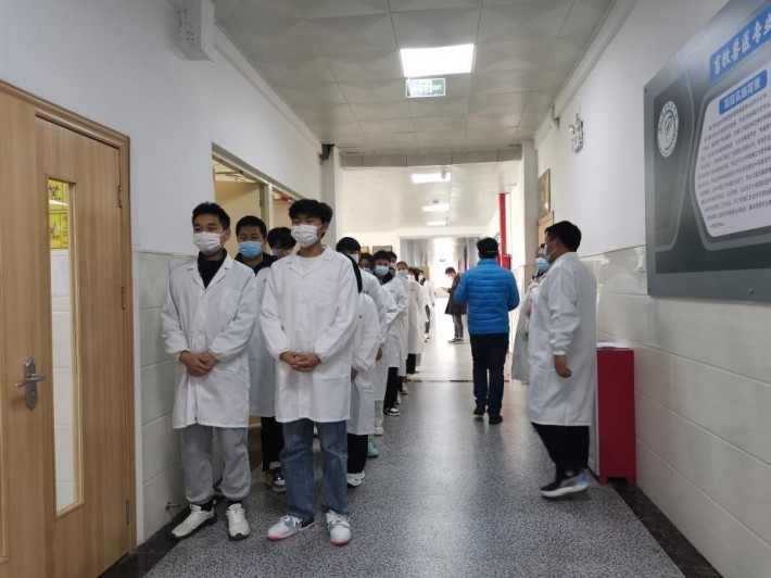图2 参赛选手排队准备进入赛场.jpg