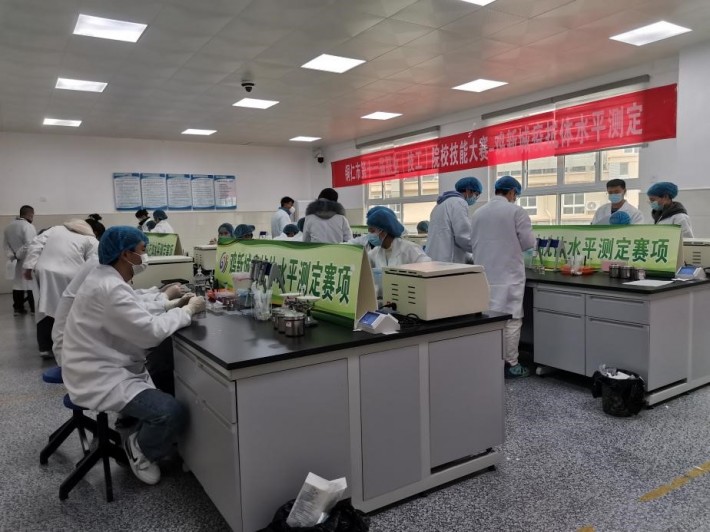 图3 各参赛队伍井然有序进行比赛.jpg
